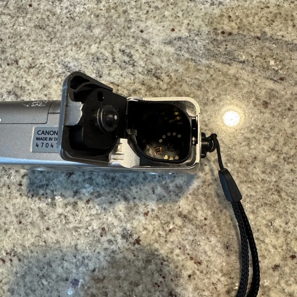 Canon ELPH LT 260 Silver Camera
